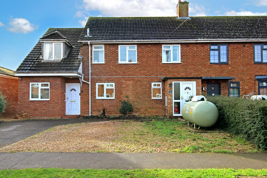 4 bedroom semidetached house for sale in Greenfield Way, Dunton, SG18