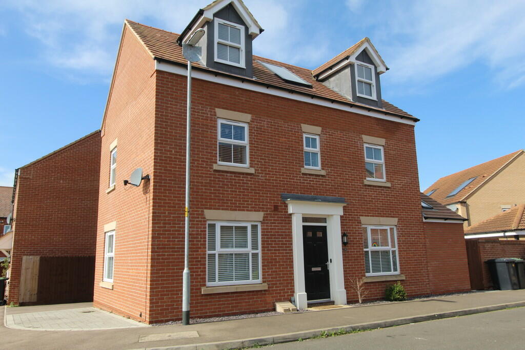 4 bedroom detached house for sale in Torquay Close, Biggleswade, SG18