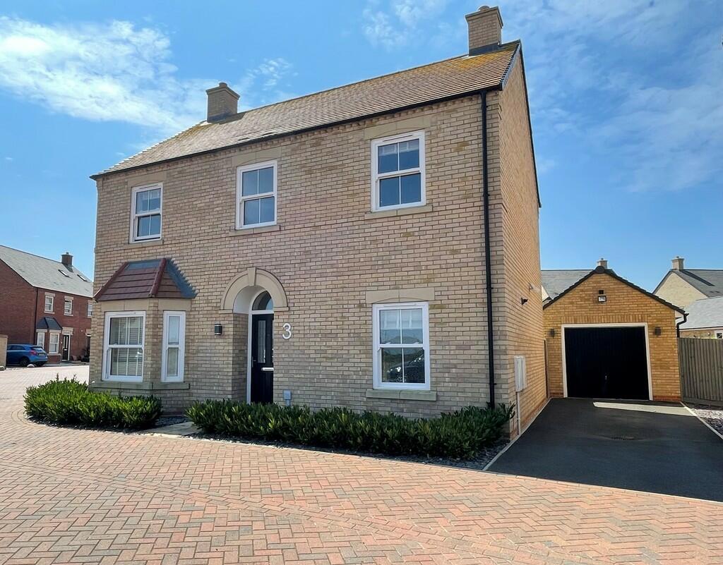 4 bedroom detached house for sale in Brookbanks, Biggleswade, SG18