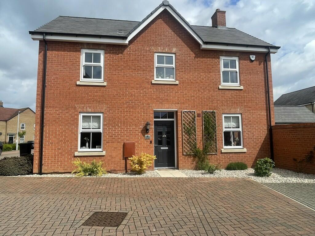 4 bedroom detached house for sale in Fisher Mead, Biggleswade, SG18