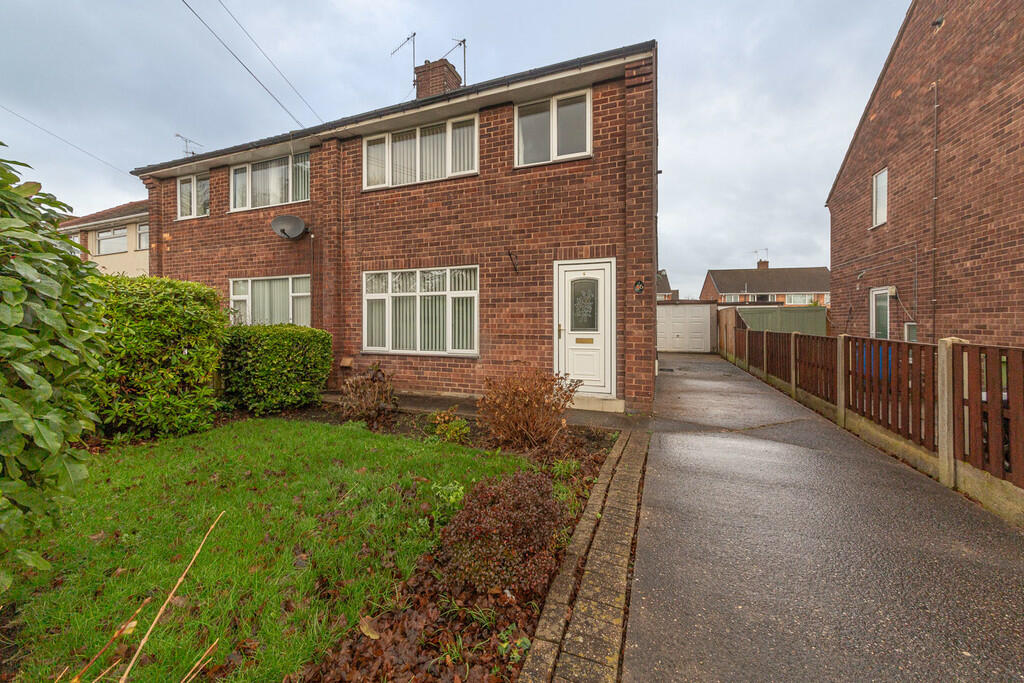 3 bedroom semidetached house for sale in Moor View Road, Staveley
