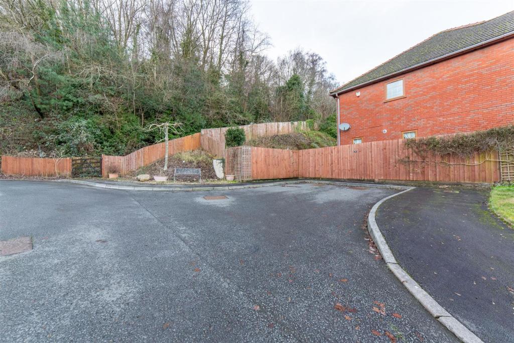 4 bedroom house for sale in Snatchwood Court, Pontnewynydd, Pontypool, NP4