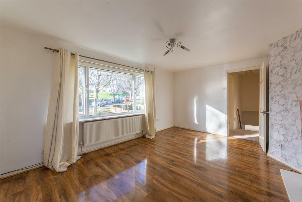 2 bedroom flat for sale in Greenmeadow Way, Cwmbran, NP44