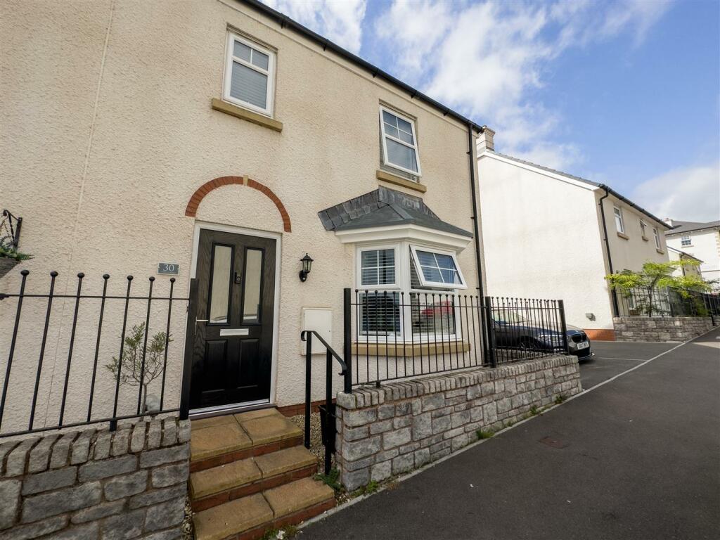 4 bedroom semidetached house for sale in Stryd Camlas, Pontrhydyrun, Cwmbran, NP44