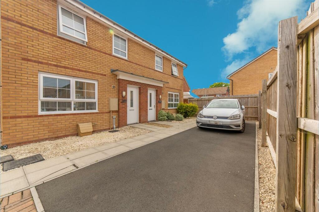 3 bedroom semidetached house for sale in James Prosser Way, Llantarnam