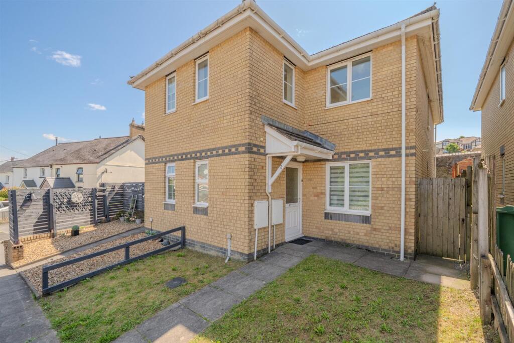 Main image of property: High Street, Newbridge, Newport