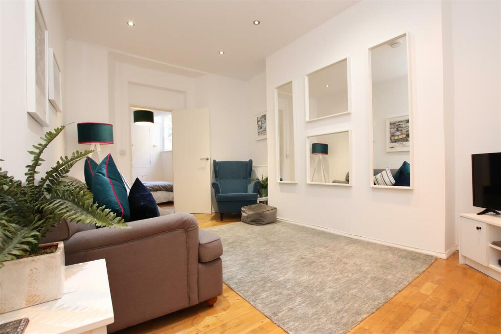 2 bedroom flat for rent in Cleveland Place East, Bath, BA1