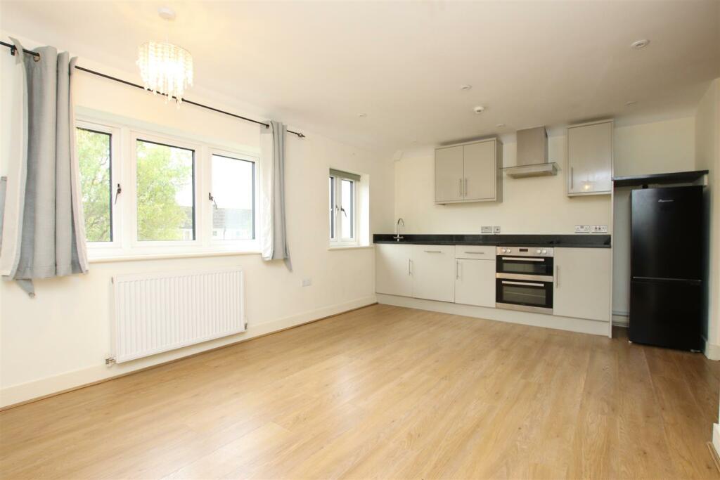 2 bedroom flat for rent in Brookfield Park, Bath, BA1
