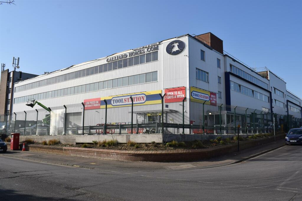 Serviced office to lease in Langston Road, Loughton, IG10