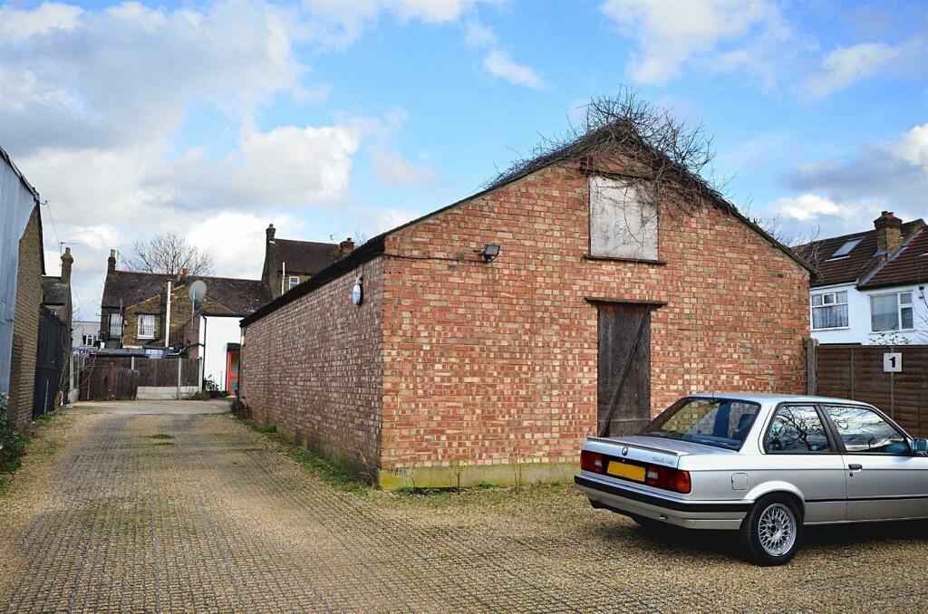 Commercial property to lease in Chingford Mount Road, Chingford, E4
