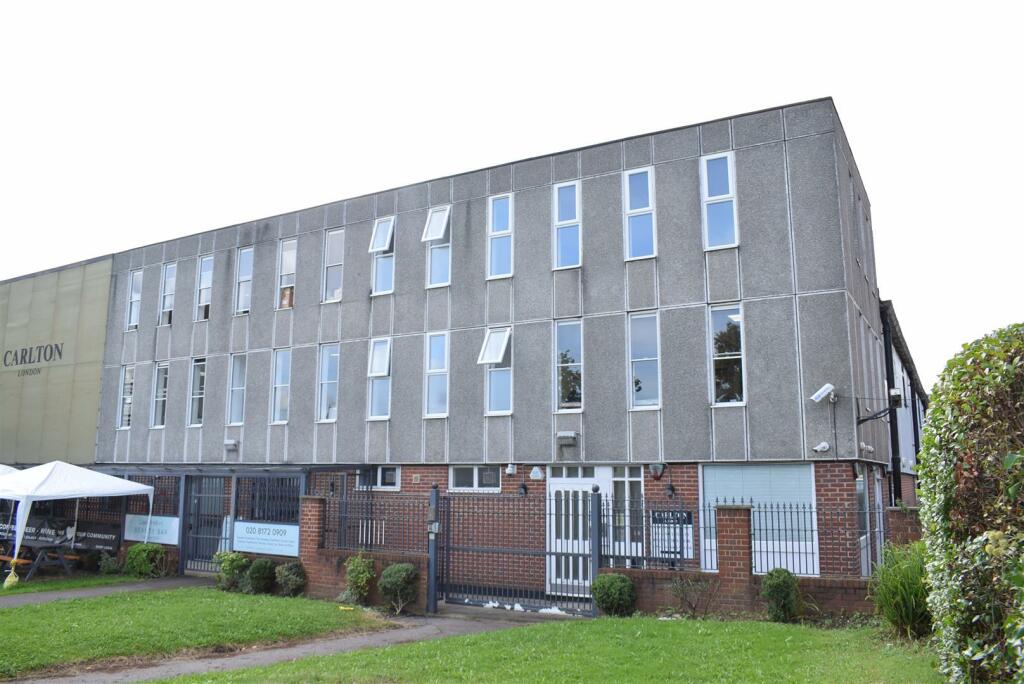 Office to lease in Chigwell Lane, Loughton, IG10