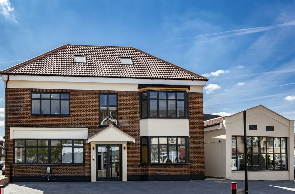 Serviced office to lease in Redbridge Lane East, Ilford, IG4