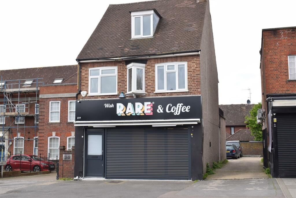 Commercial property to lease in Chingford Mount Road, London, E4