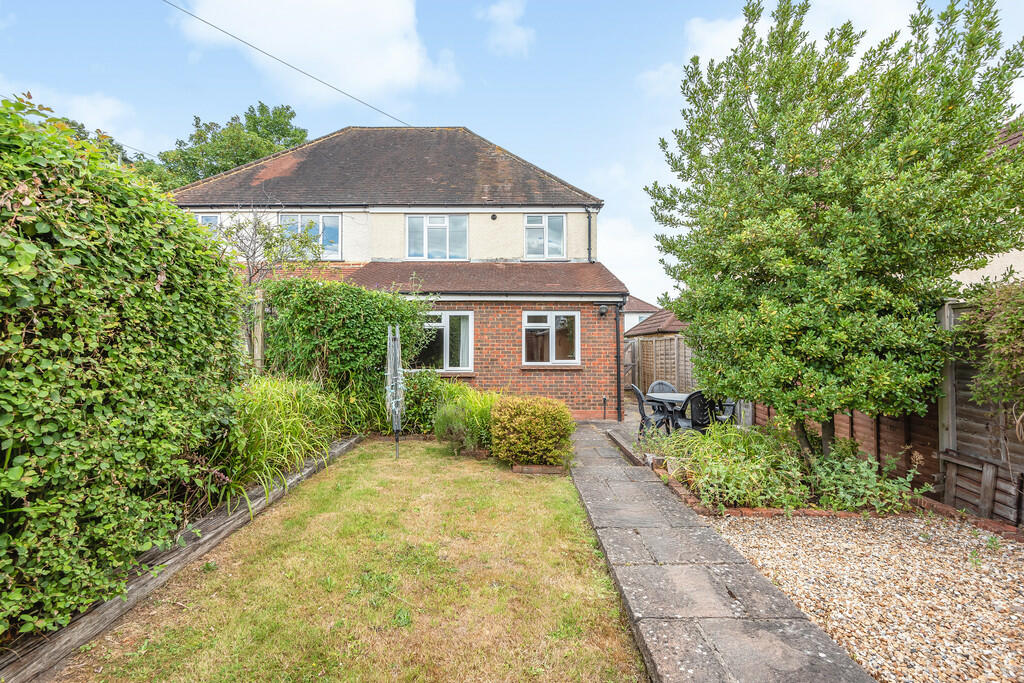 4 bedroom semidetached house for rent in Aldershot Road, Guildford, GU2