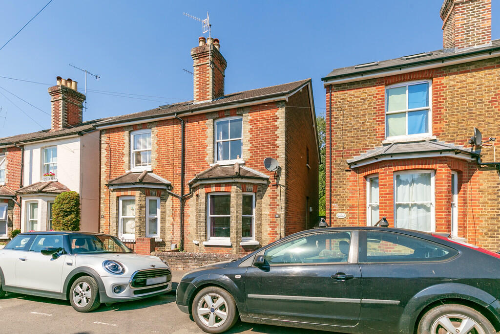 3 bedroom semidetached house for rent in Gardner Road, Guildford, GU1