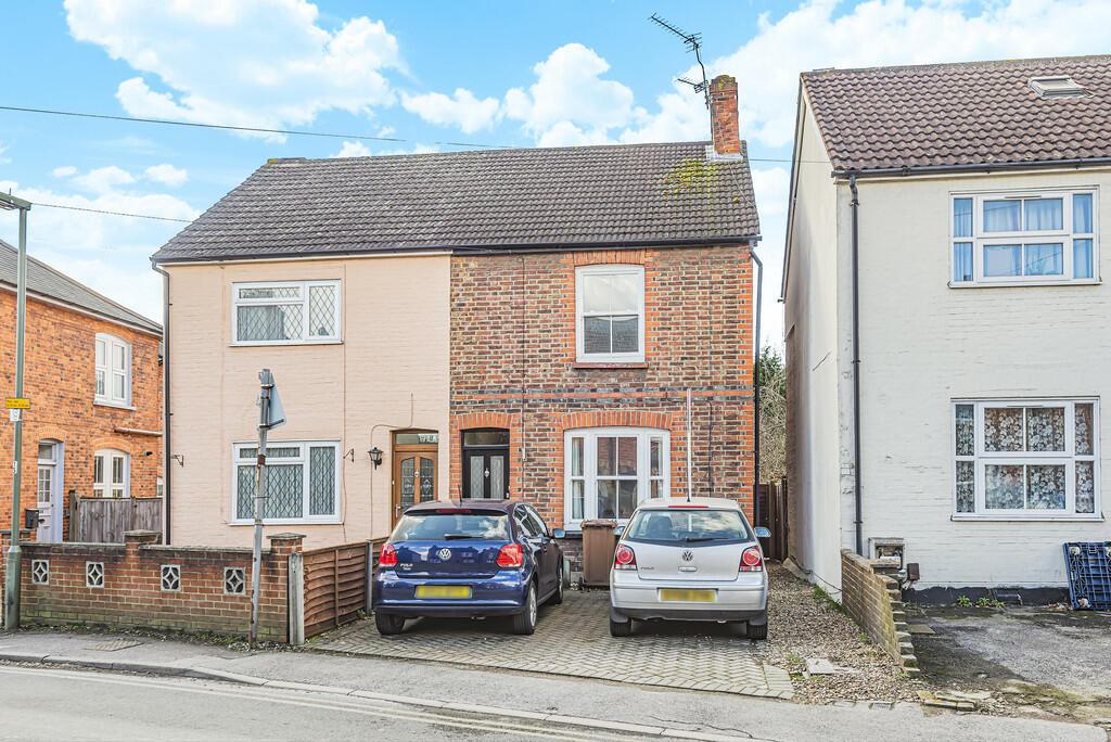 4 bedroom semidetached house for rent in Manor Road, Guildford, GU2