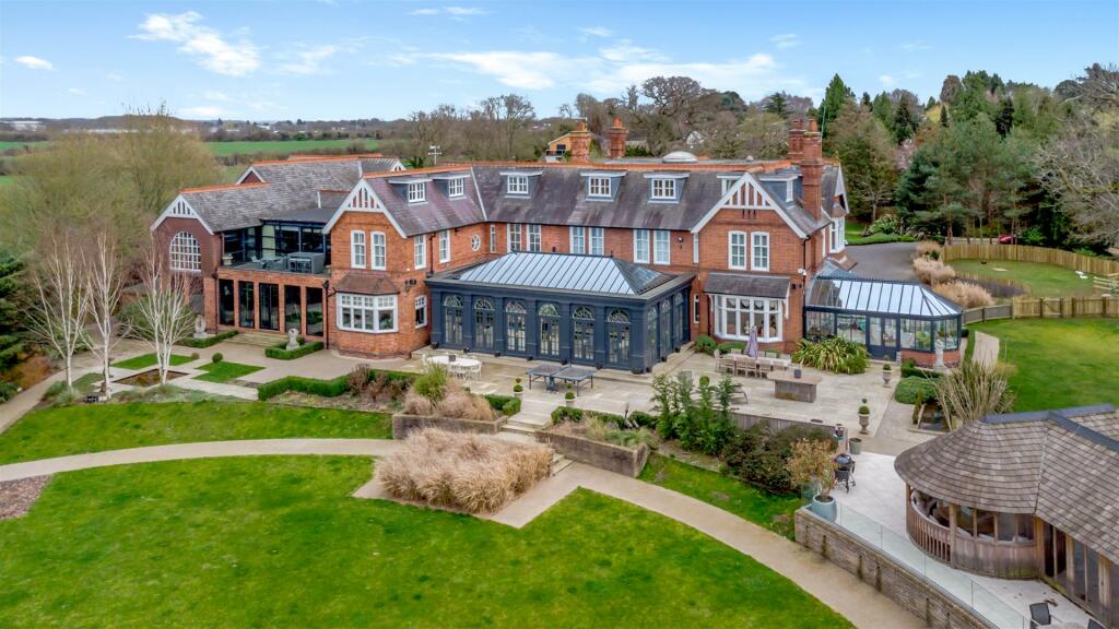 6 bedroom detached house for sale in Holmewood Drive, Kirby Muxloe