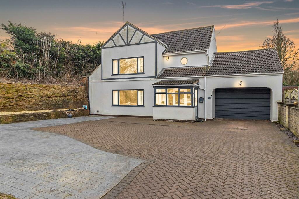 4 bedroom detached house for sale in Station Road, SuttonInAshfield, NG17