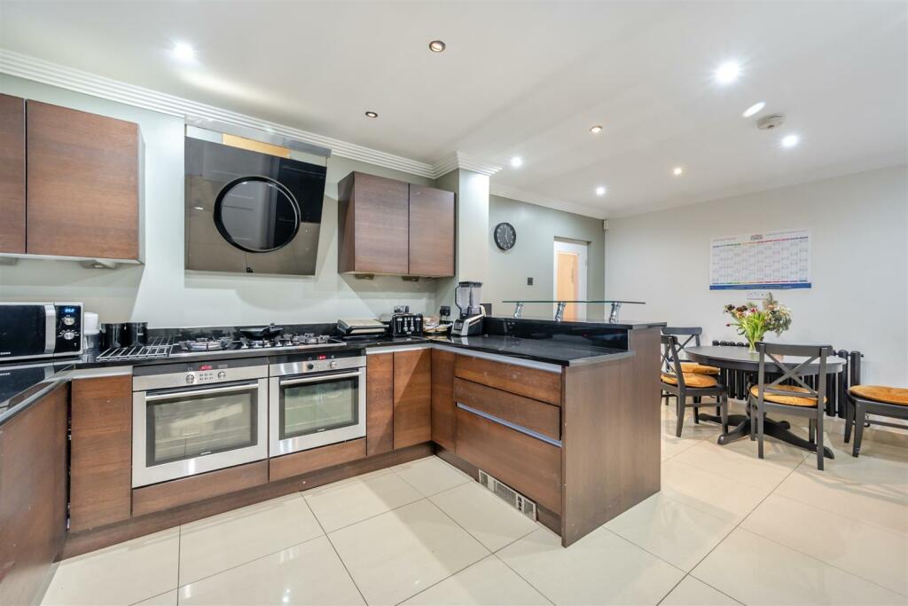 Additional property image - Off Kenilworth road, Substantial Family Home
