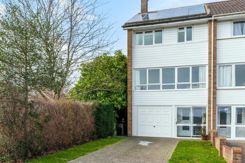 3 bedroom end of terrace house for sale in Mead Way, Bromley, BR2