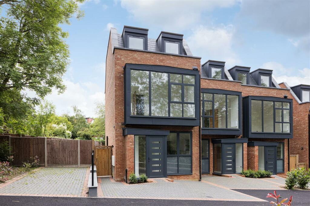 4 bedroom end of terrace house for sale in Pino Way, Kings Head Hill, E4