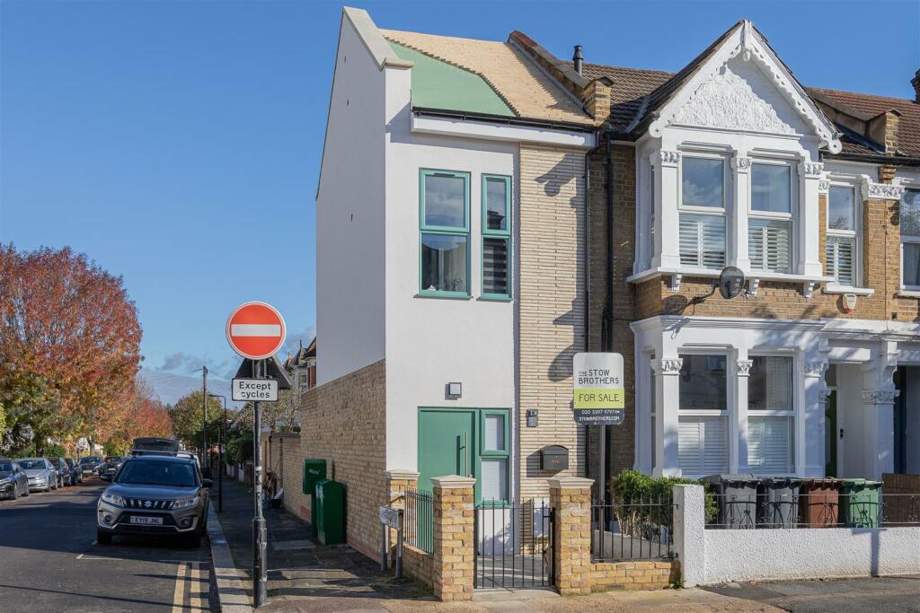 2 bedroom end of terrace house for sale in Essex Road, Leyton, E10