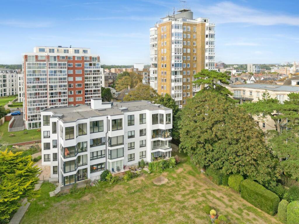 3 bedroom penthouse for rent in Westcliff Road, Westcliff, Bournemouth, BH2