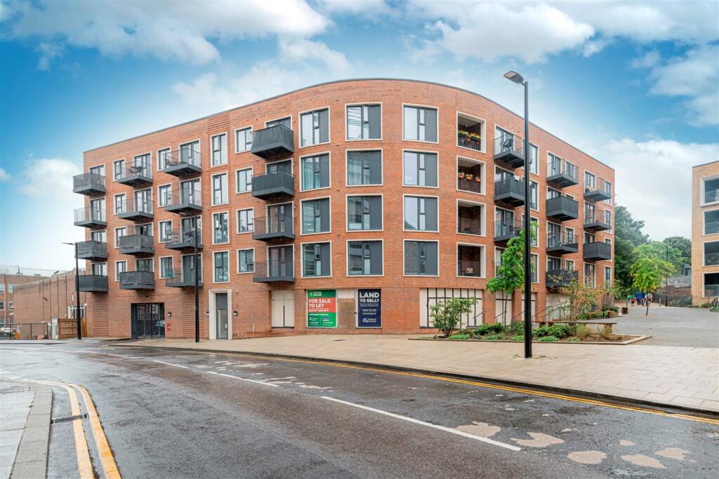 1 bedroom apartment for sale in Lilys walk, High HP11