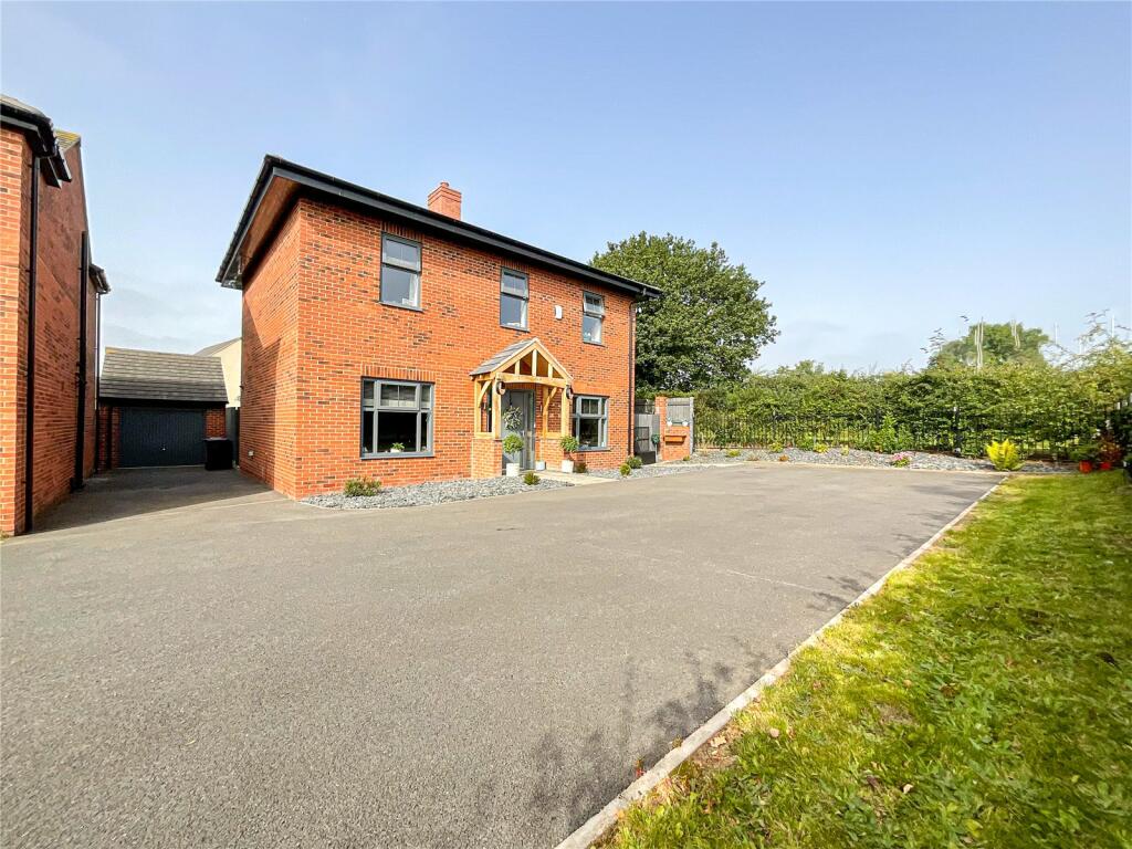 4 bedroom detached house for sale in Medham Avenue, Linton, Swadlincote