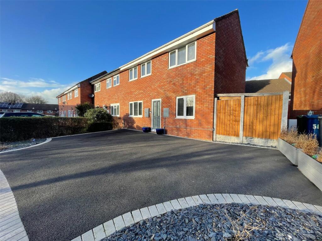 3 bedroom end of terrace house for sale in Ealingham, Wilnecote