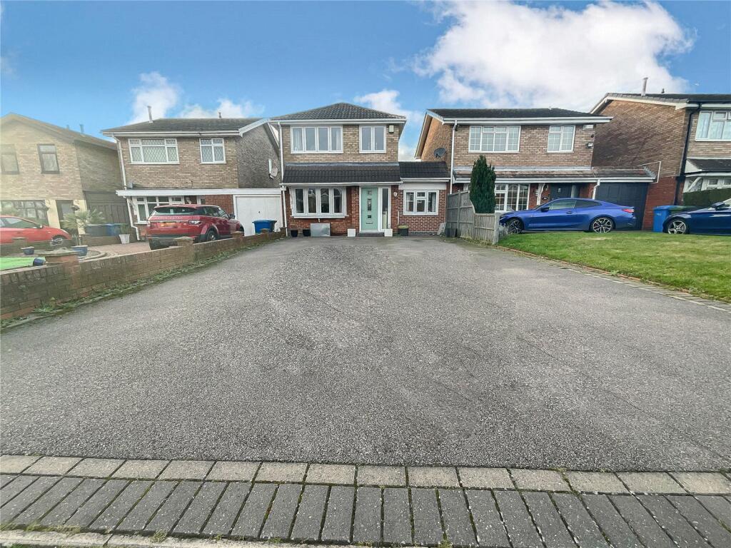 3 bedroom link detached house for sale in Briar, Tamworth