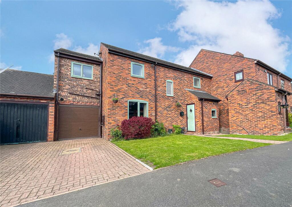 4 bedroom detached house for sale in Yew Tree Court, Austrey