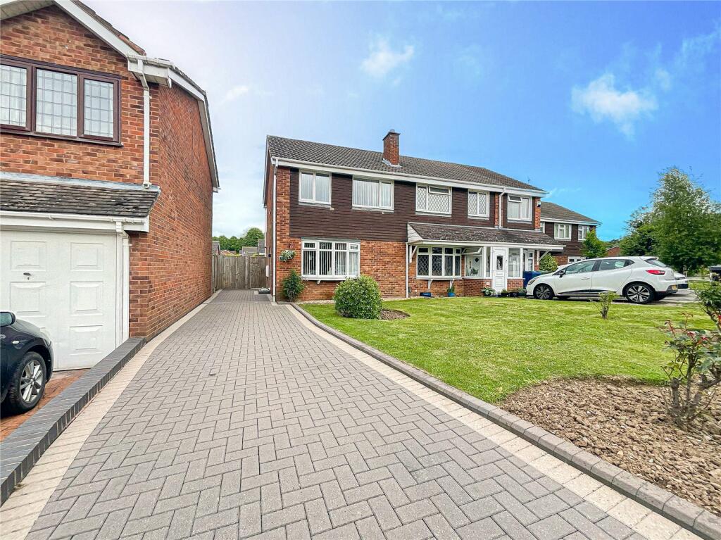 3 bedroom semidetached house for sale in Standedge, Wilnecote
