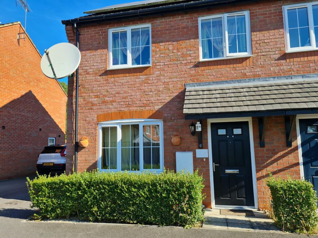 2 bedroom semidetached house for sale in Shaw Close, Stratfordupon