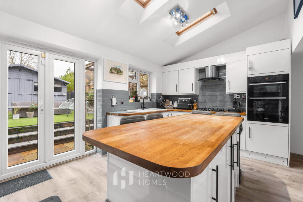 Main image of property: High Street, London Colney, St. Albans, AL2 1QS