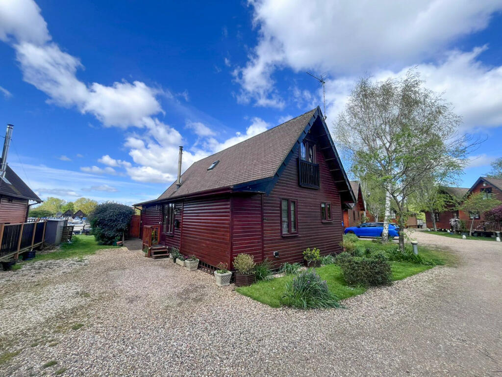 3 bedroom lodge for sale in Mill Road, Buckden, PE19