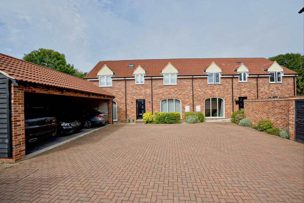 4 bedroom semidetached house for sale in High Street, Offord Cluny, PE19