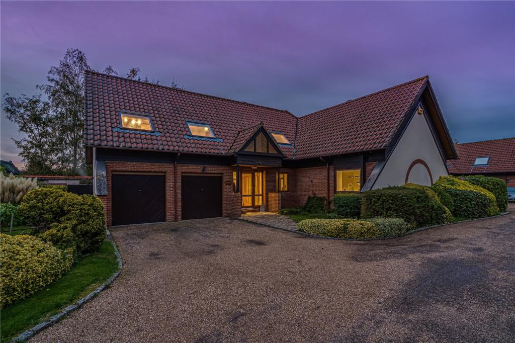5 bedroom detached house for sale in Mallard Croft, Haddenham