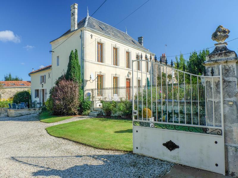 8 bedroom house for sale in PoitouCharentes, CharenteMaritime