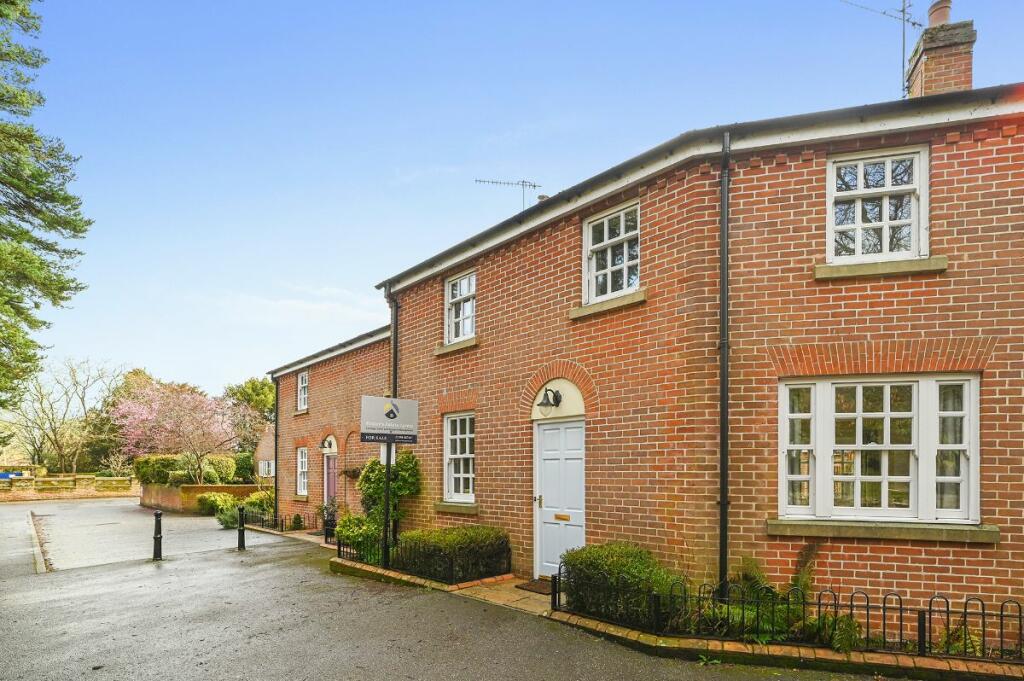 2 bedroom cottage for sale in Waggoners Court, Bredfield Street