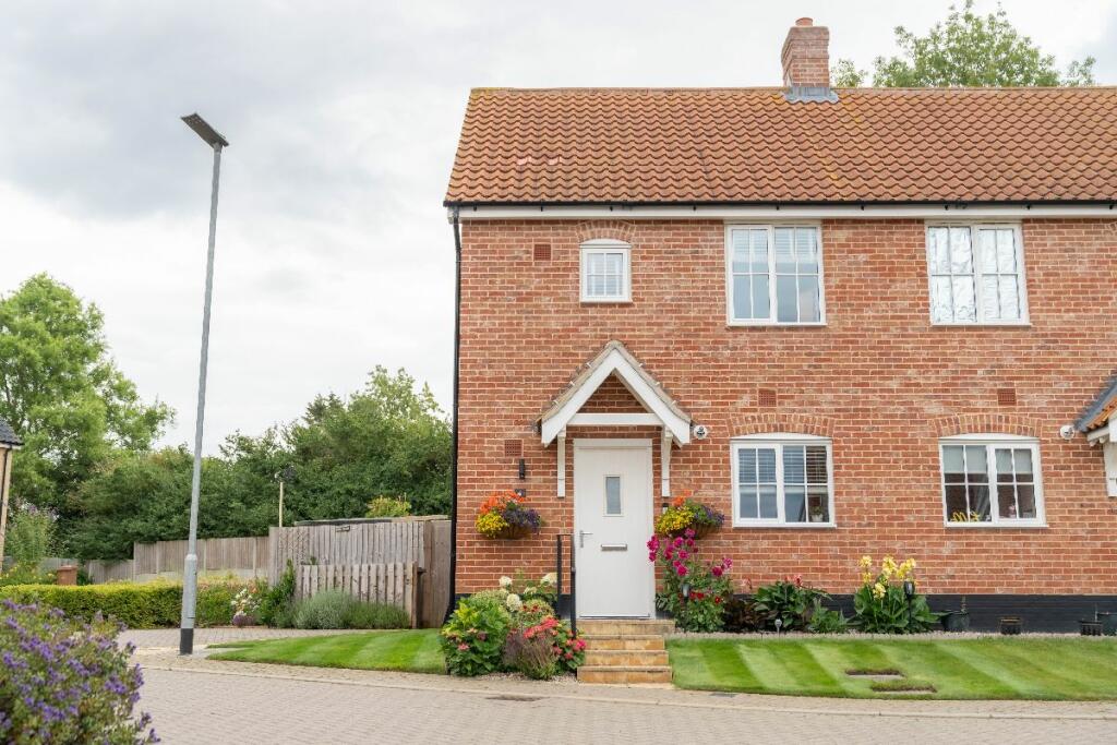 2 bedroom semidetached house for sale in Yew Close, Saxmundham, IP17