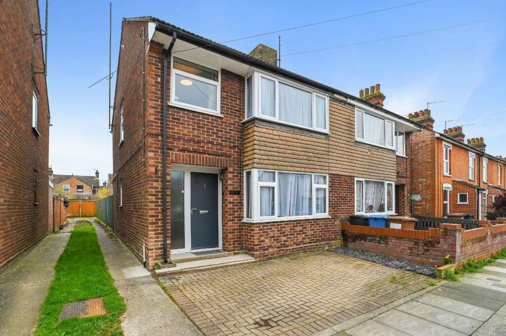 3 bedroom semidetached house for sale in Phoenix Road, Ipswich, IP4
