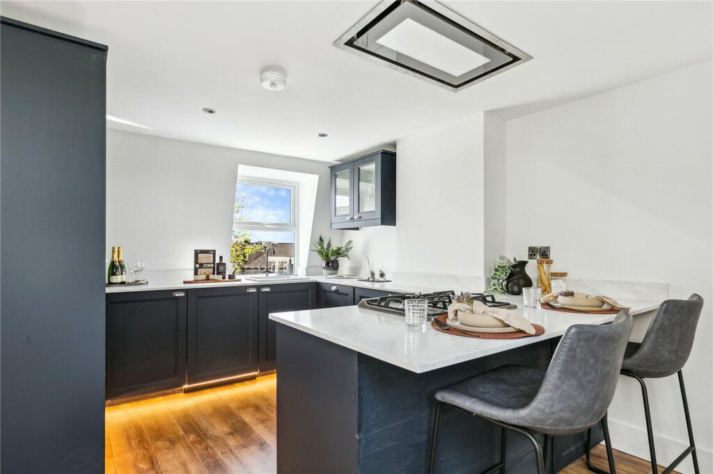 3 bedroom terraced house for sale in Dinsmore Road, SW12