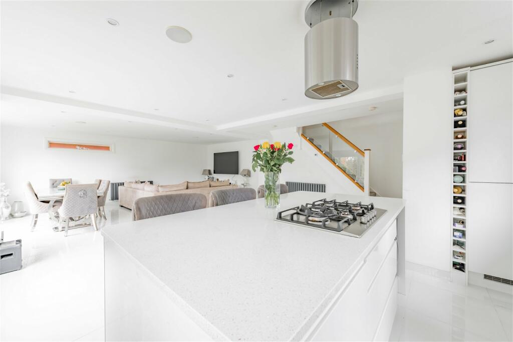 3 bedroom detached house for sale in Midanbury Lane, Southampton, SO18