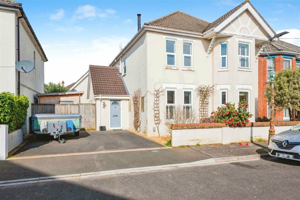 4 bedroom detached house for sale in Wickham Road, Pokesdown