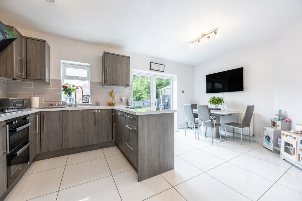 3 bedroom semi-detached house for sale in Mortimer Road, Southampton, SO19