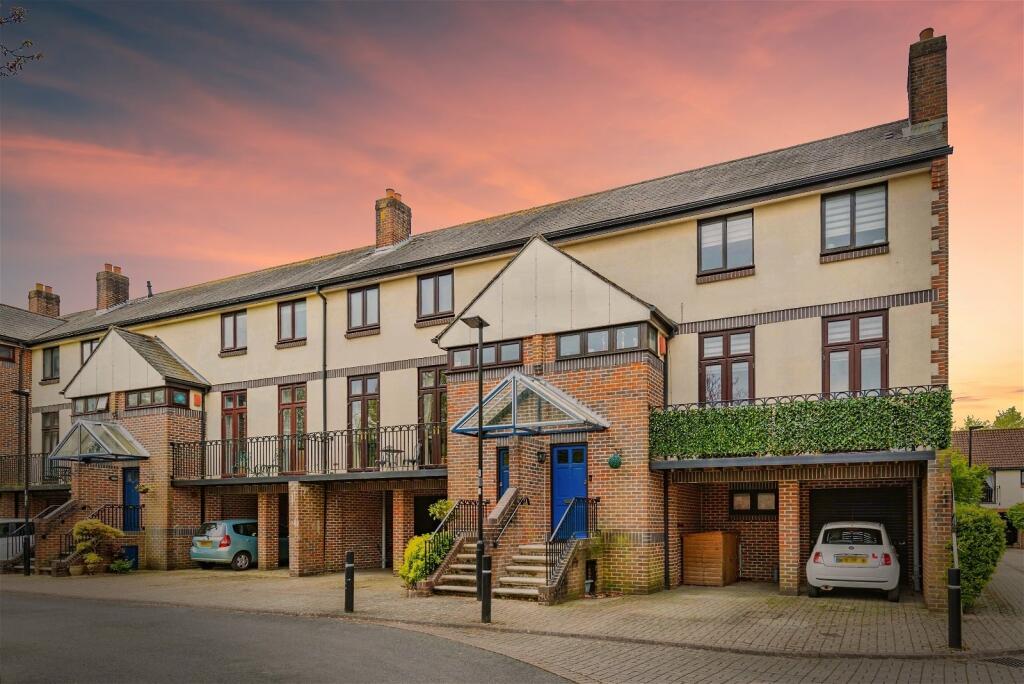 4 bedroom town house for sale in Mayfair Gardens, Banister Park, Southampton, SO15