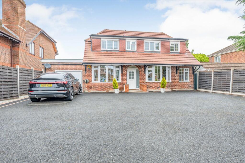 4 bedroom detached house for sale in Portchester Road, Fareham