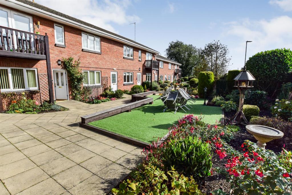 1 bedroom flat for sale in Beauchamp Gardens, Smeeton Road, Kibworth