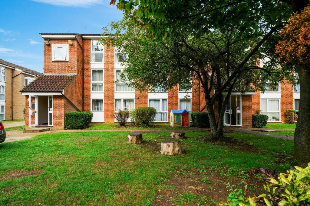 2 bedroom flat for rent in Trotwood, Chigwell, IG7